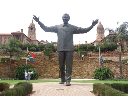 Union Building mit beindruckender Mandela Figur